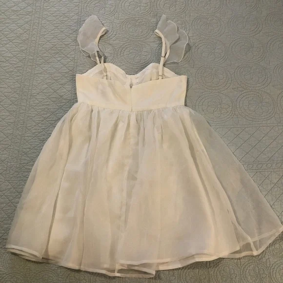 Le Lis white babydoll mini dress. Size small. NWT - Picture 4 of 10
